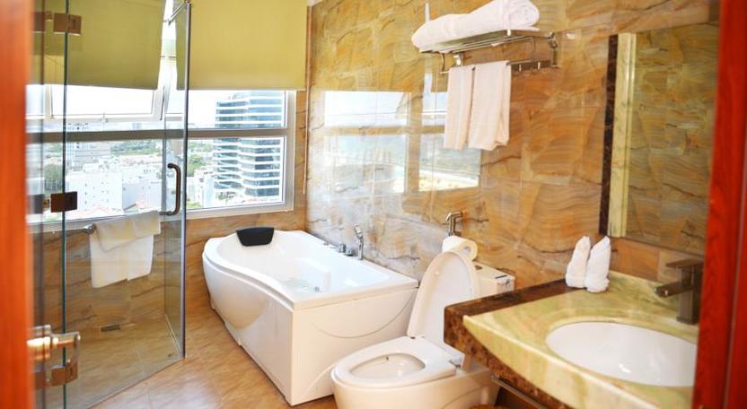 Phòng tắm với bồn tắm