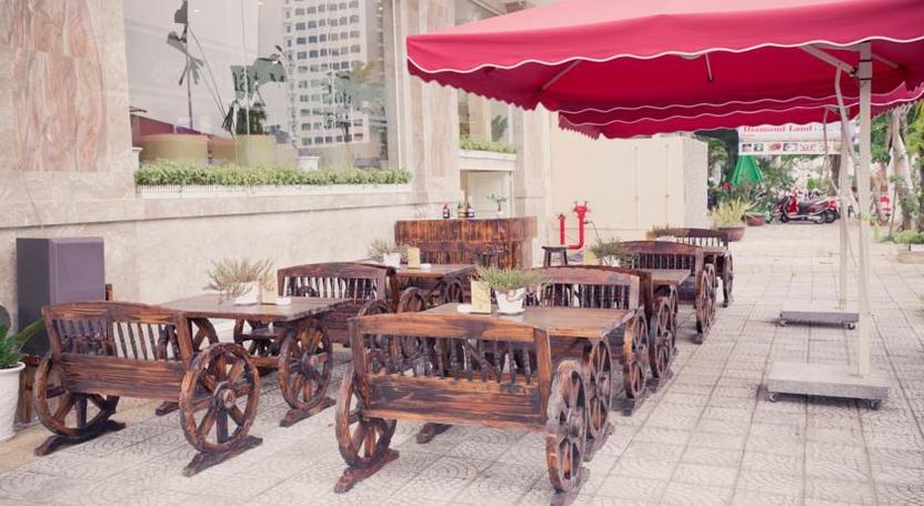 Cafe trước khách sạn