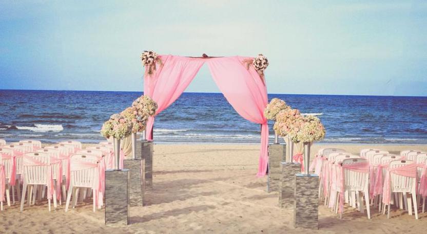 Tiệc cưới bên bờ biển