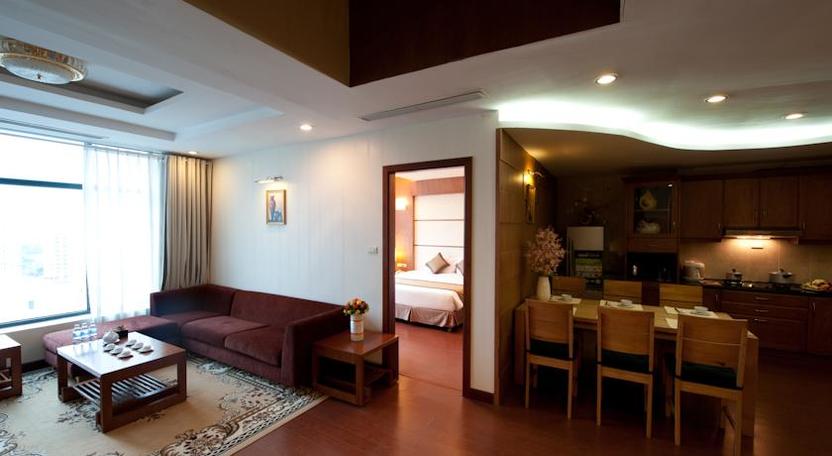 Phòng khách và phòng bếp