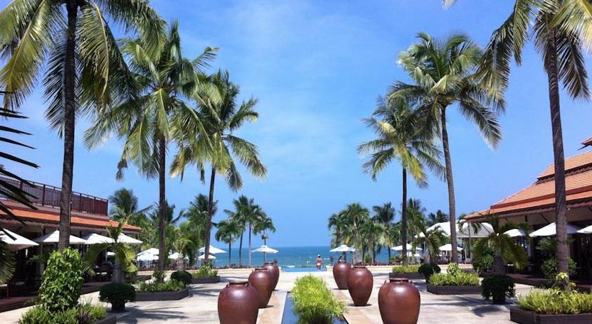 Bể bơi hướng thẳng ra biển