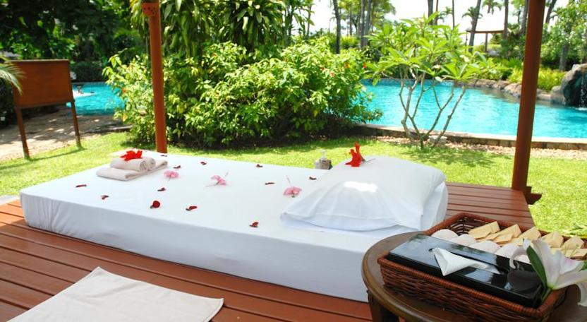 Spa bên hồ bơi