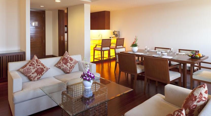 Phòng khách và phòng bếp