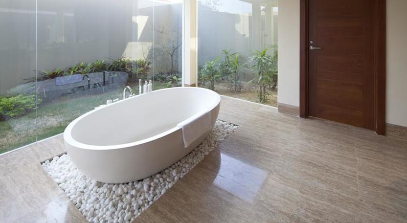 Phòng tắm với bồn tắm