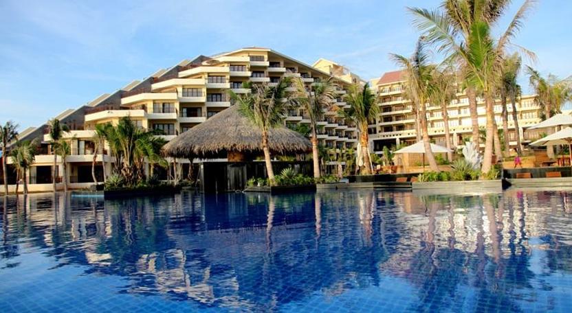 Bể bơi khách sạn