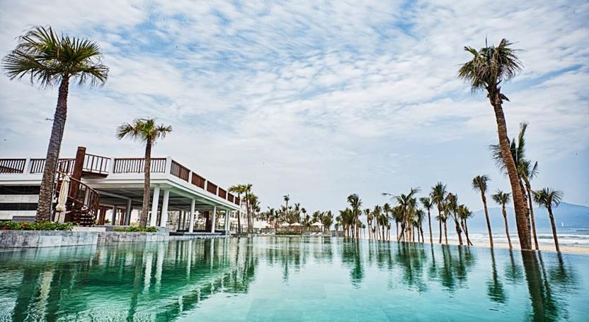 Bể bơi cạnh biển