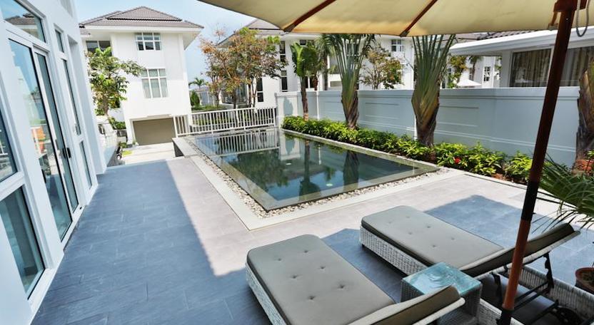 Villa với bể bơi riêng