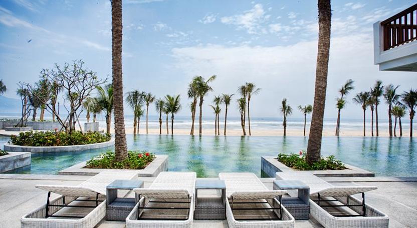 Bể bơi hướng biển