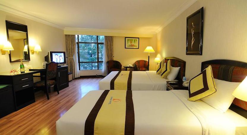 Phòng ngủ 2 giường đơn hướng vườn