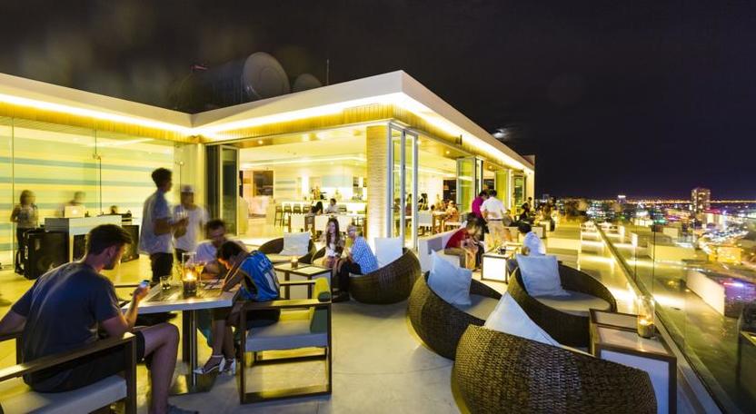 Quầy bar trên tầng thượng