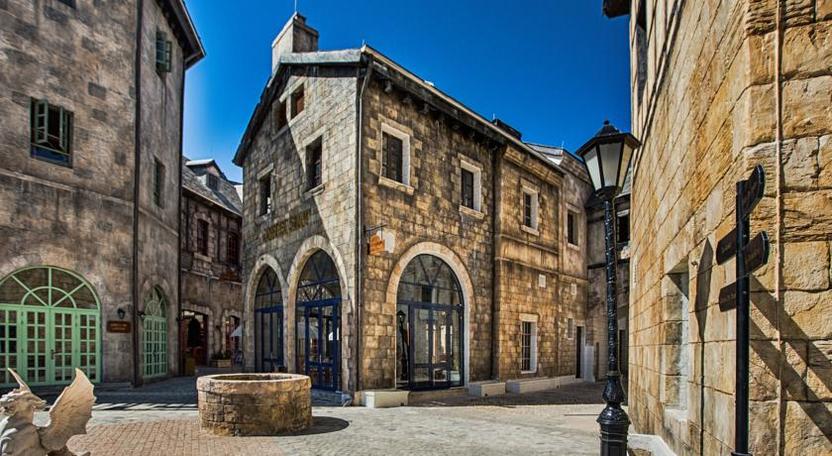 Bên ngoài khách sạn