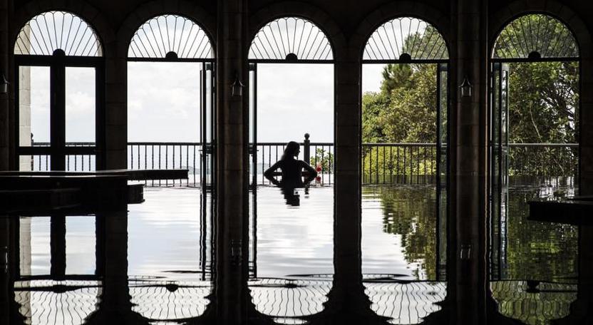 Bể bơi khách sạn