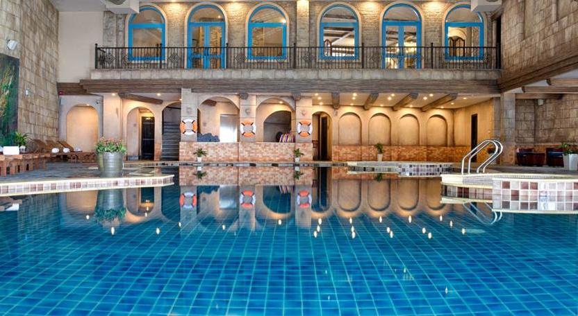 Bể bơi khách sạn