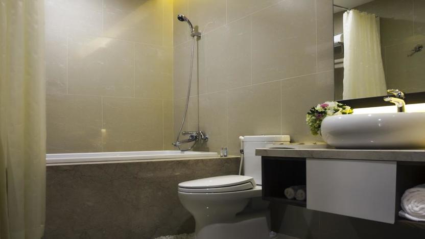 Phòng tắm với bồn tắm