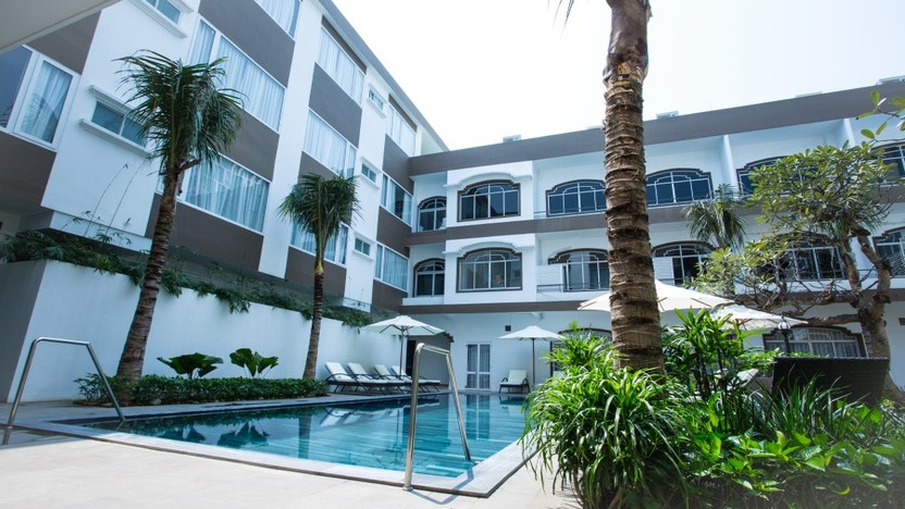 Hồ bơi khách sạn