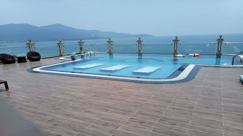 Hồ bơi trên tầng thượng