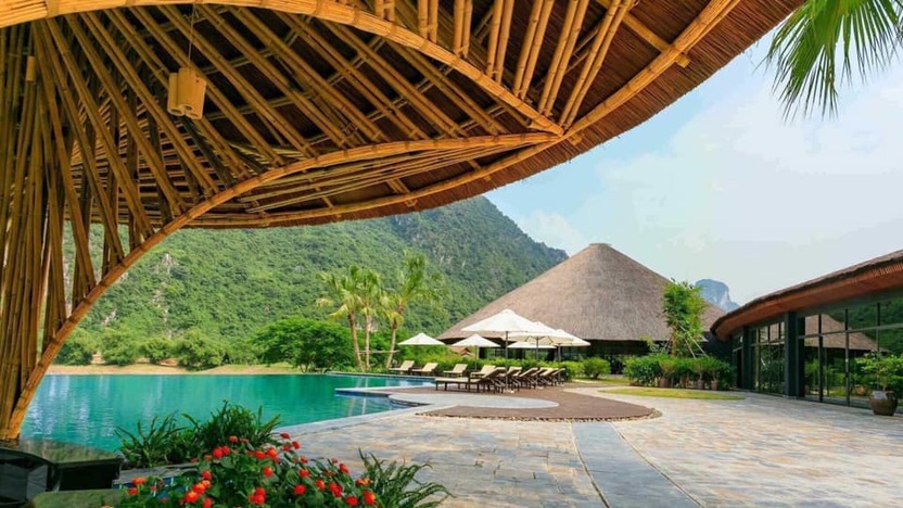 Bể bơi ngoài trời - Góc chụp chéo