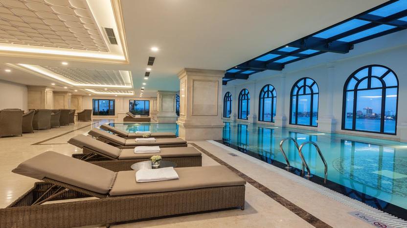 Bể bơi bốn mùa tầng 5