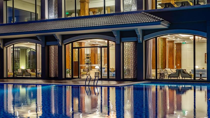 Monsoon Lounge - cạnh hồ bơi