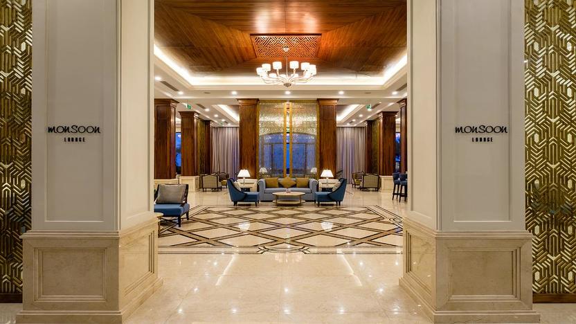 Monsoon Lounge - cạnh hồ bơi