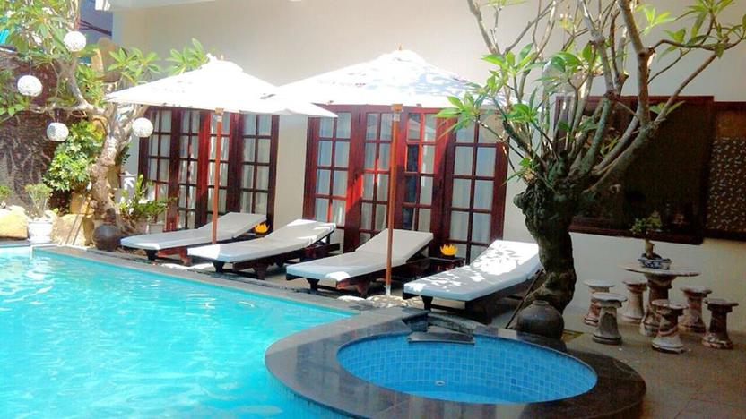 Bể bơi khách sạn