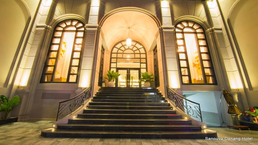 Lối vào mặt tiền