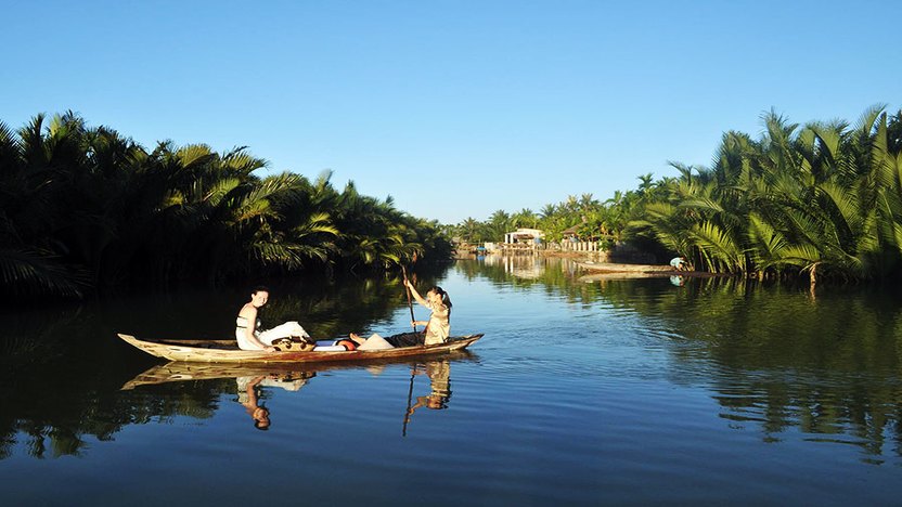 Chèo thuyền trên sông