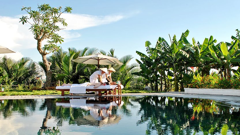 Trị liệu Spa bên hồ bơi