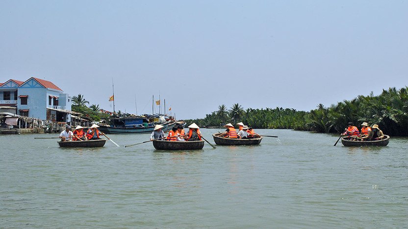 Chèo thuyền trên sông 1