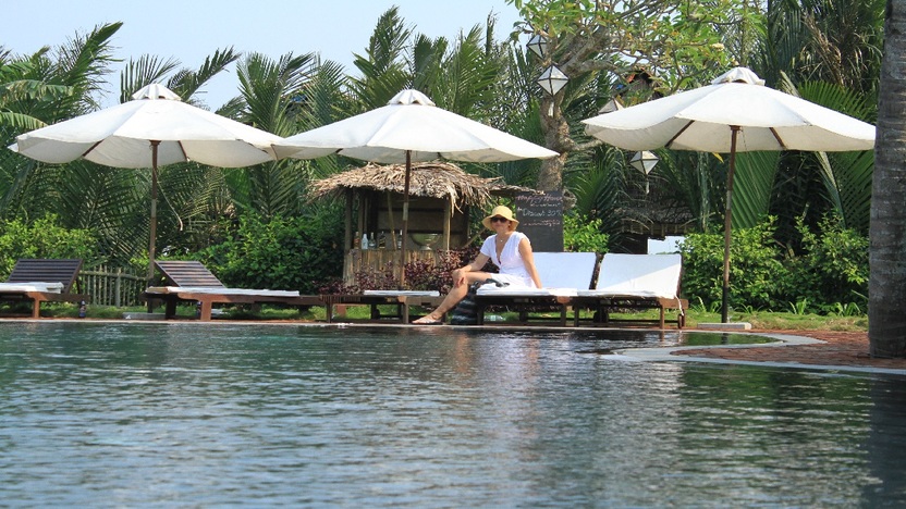 Thư giãn bên hồ bơi 1