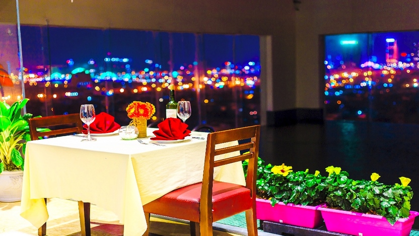 Quầy bar cạnh hồ bơi