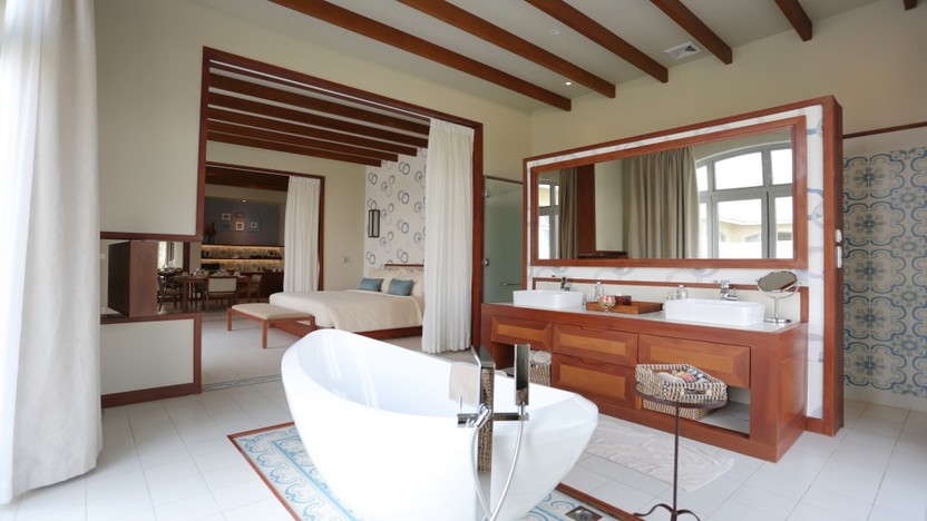 Phòng tắm với bồn tắm cao cấp