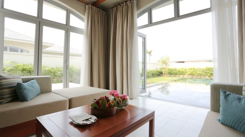 Phòng khách view bể bơi