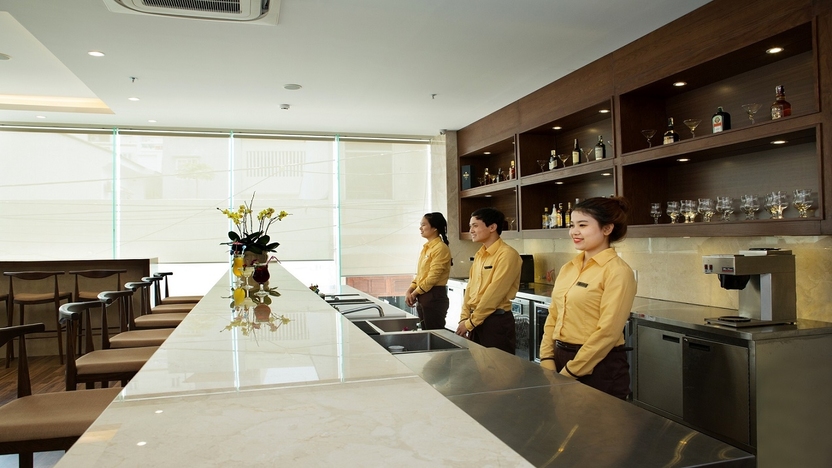 Lễ tân quầy bar