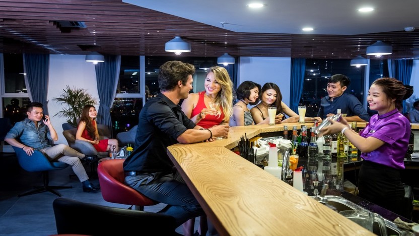 Sky Bar trên tầng 16