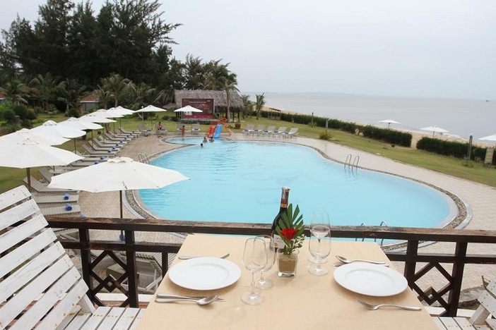 Nhà hàng bên hồ bơi