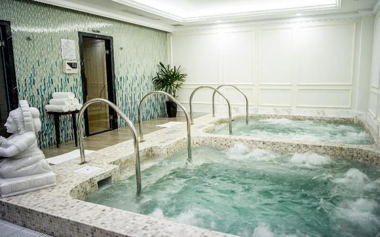 Bể sục Jacuzzi