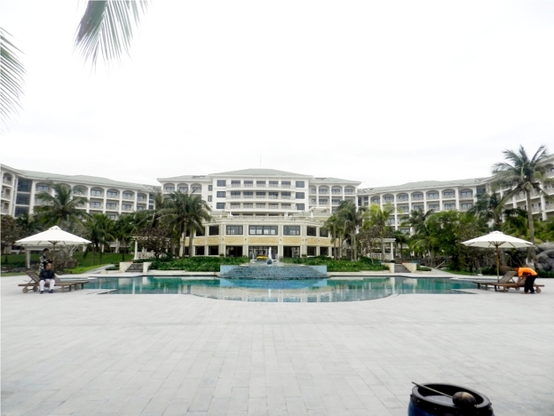 Phía trước khu khách sạn