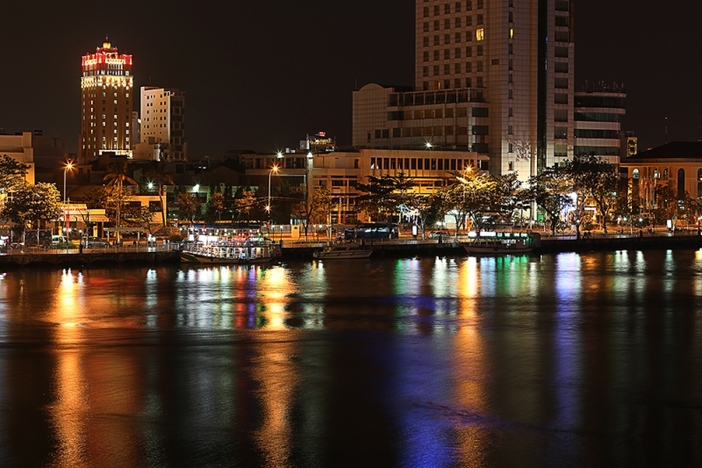 Bên ngoài khách sạn