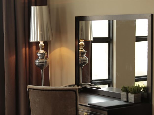 Bàn làm việc trong phòng