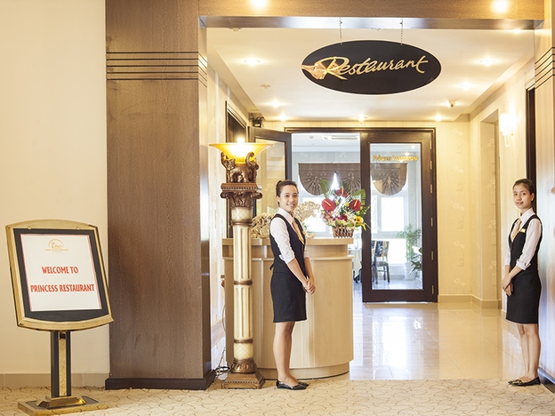 Lễ tân nhà hàng Princess