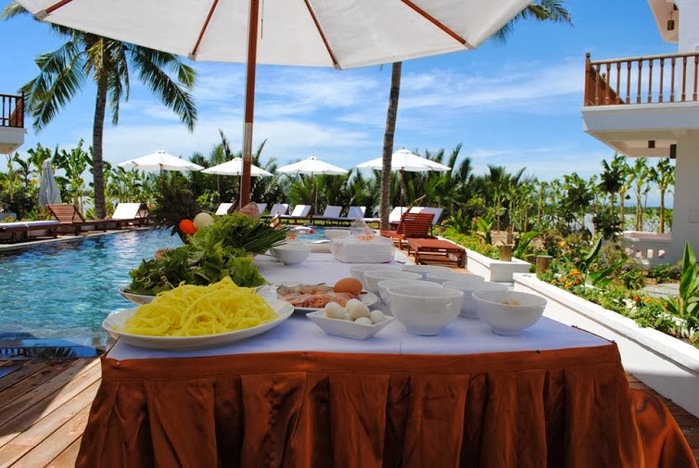 Thưởng thức bữa ăn bên hồ bơi