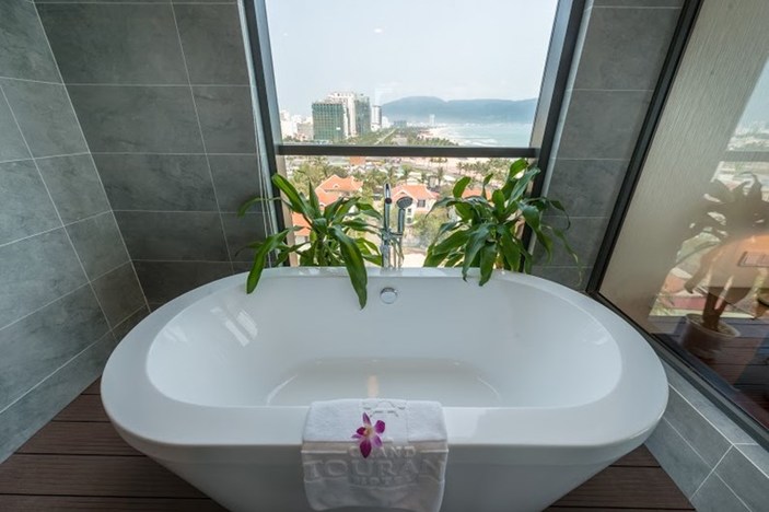 Phòng tắm với bồn tắm