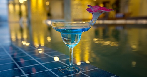 Quầy bar bên hồ bơi