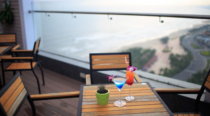 Quầy bar bên hồ bơi 1