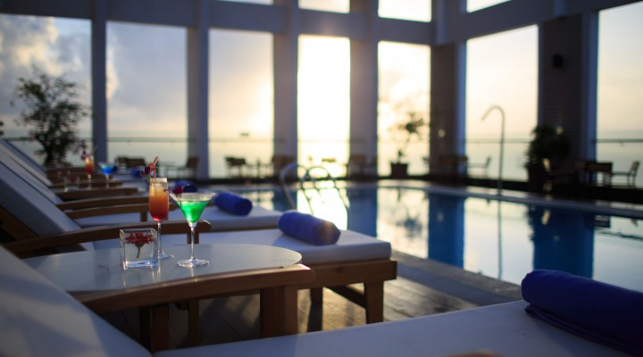 Quầy bar bên hồ bơi