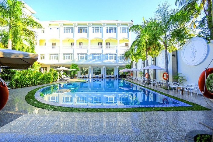 Bể bơi khách sạn