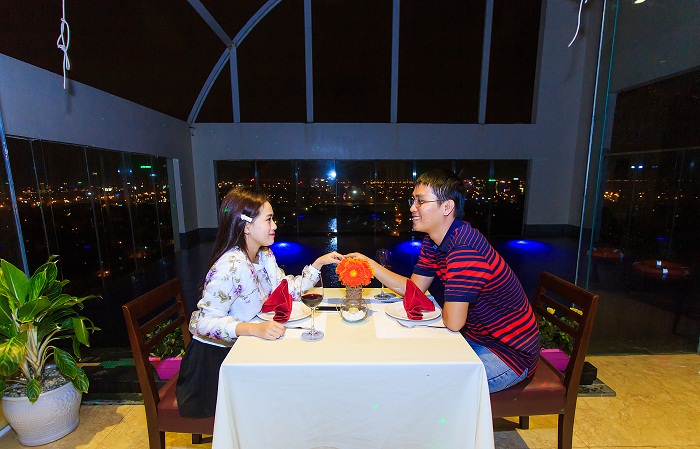 Quầy bar cạnh hồ bơi