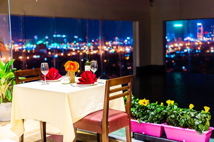 Quầy bar cạnh hồ bơi