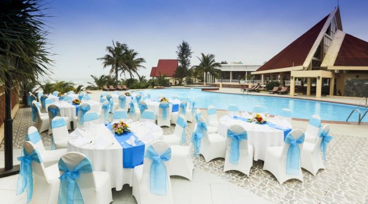 Tiệc bên hồ bơi